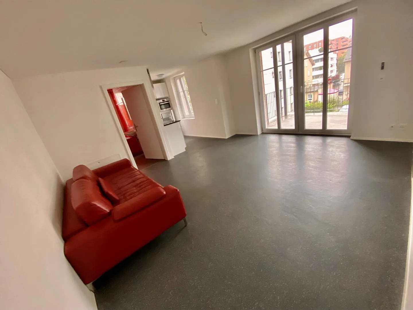 Appartamento moderno e luminoso di 2 locali con ampio balcone lato sud di 7,5 m2 - Foto 2 di 9