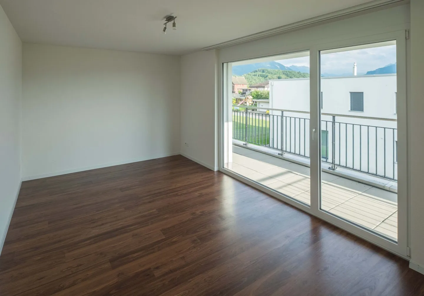 Casa bifamiliare con pianta raffinata - Foto 3 di 10