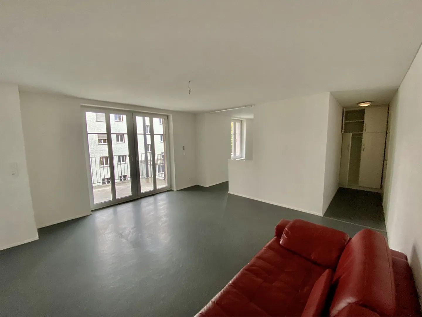 Appartamento moderno e luminoso di 2 locali con ampio balcone lato sud di 7,5 m2 - Foto 3 di 9