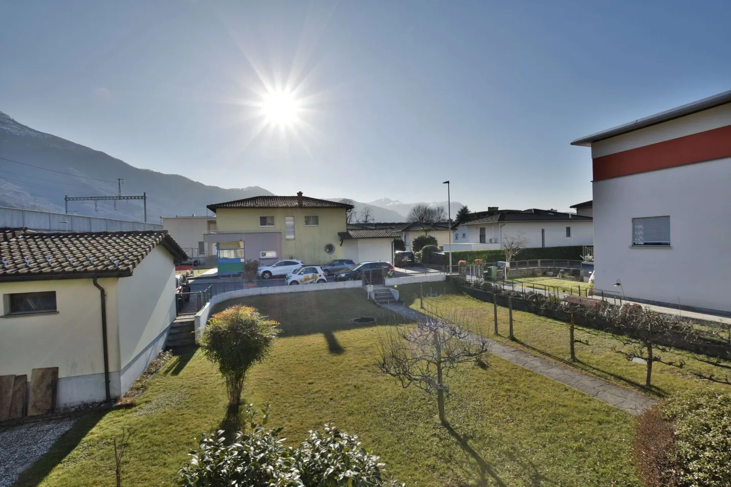 Casa unifamiliare con grande giardino - Foto 7 di 8