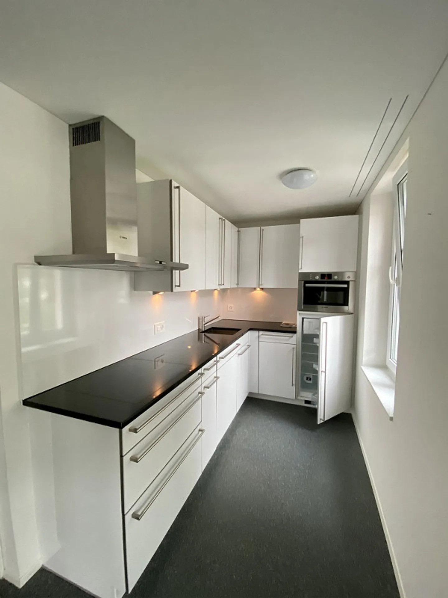 Appartamento moderno e luminoso di 2 locali con ampio balcone lato sud di 7,5 m2 - Foto 5 di 9