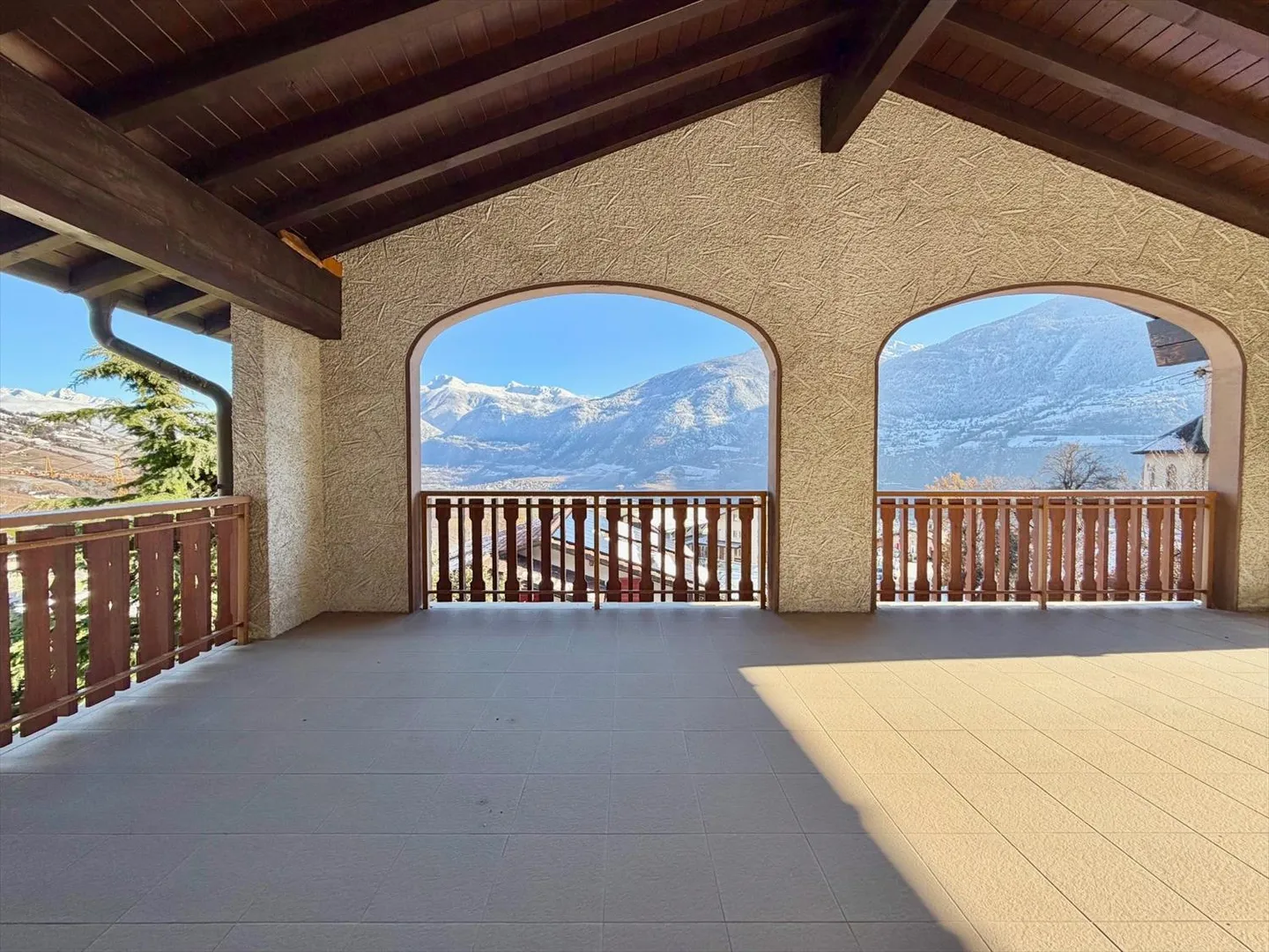 Mixed-use building with great potential - Investment opportunity in Flanthey - Photo 1 of 11