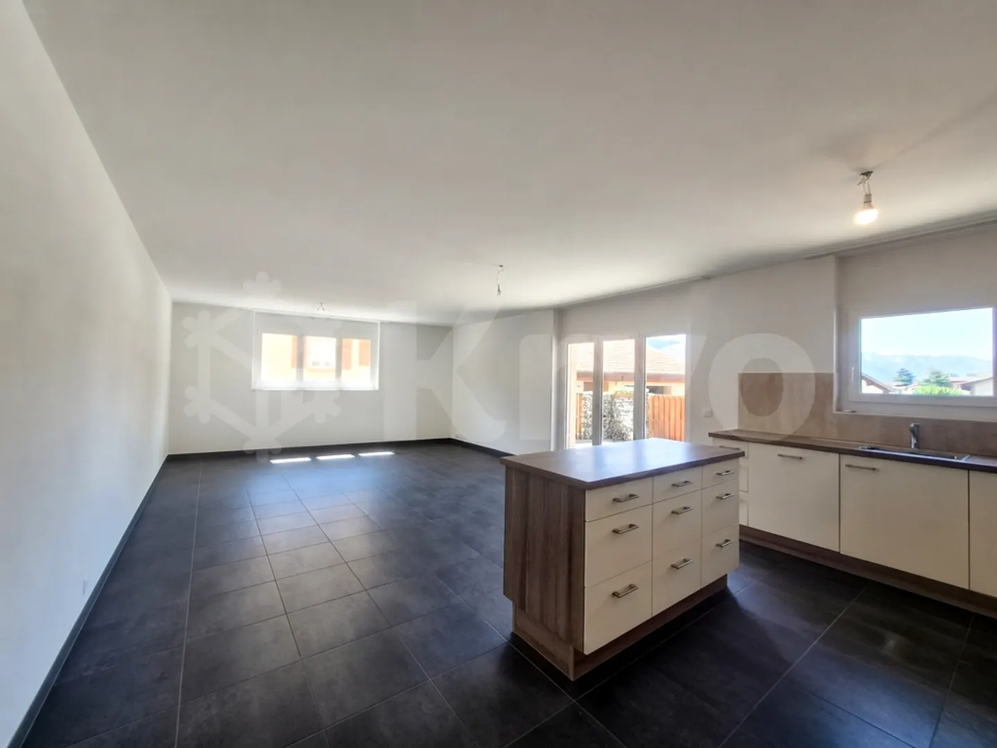 ERDE - APPARTEMENT SPACIEUX DE 4.5 PIÈCES AVEC TERRASSE - Photo 3 sur 12