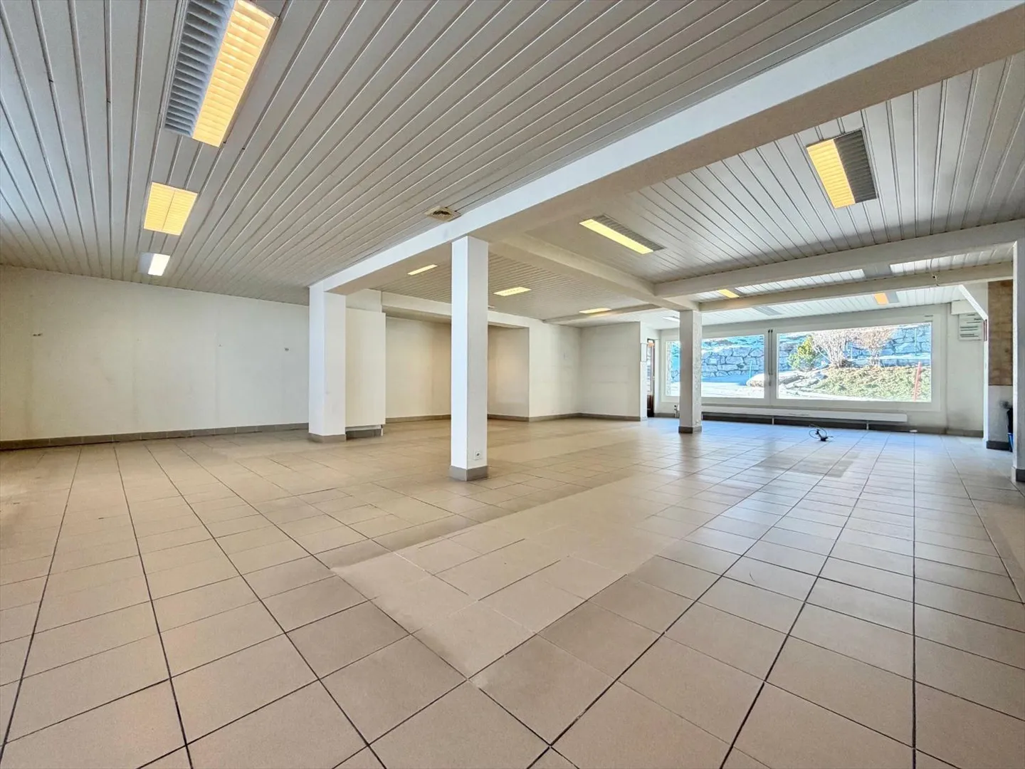 Mixed-use building with great potential - Investment opportunity in Flanthey - Photo 4 of 11