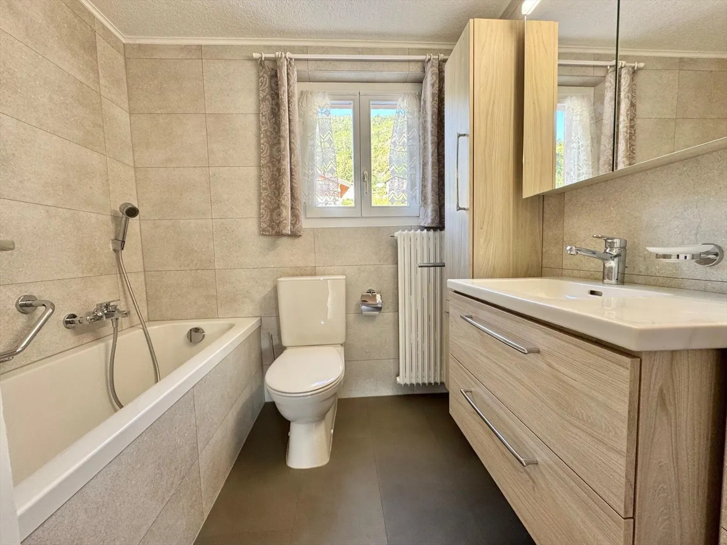 Mixed-use building with great potential - Investment opportunity in Flanthey - Photo 8 of 11