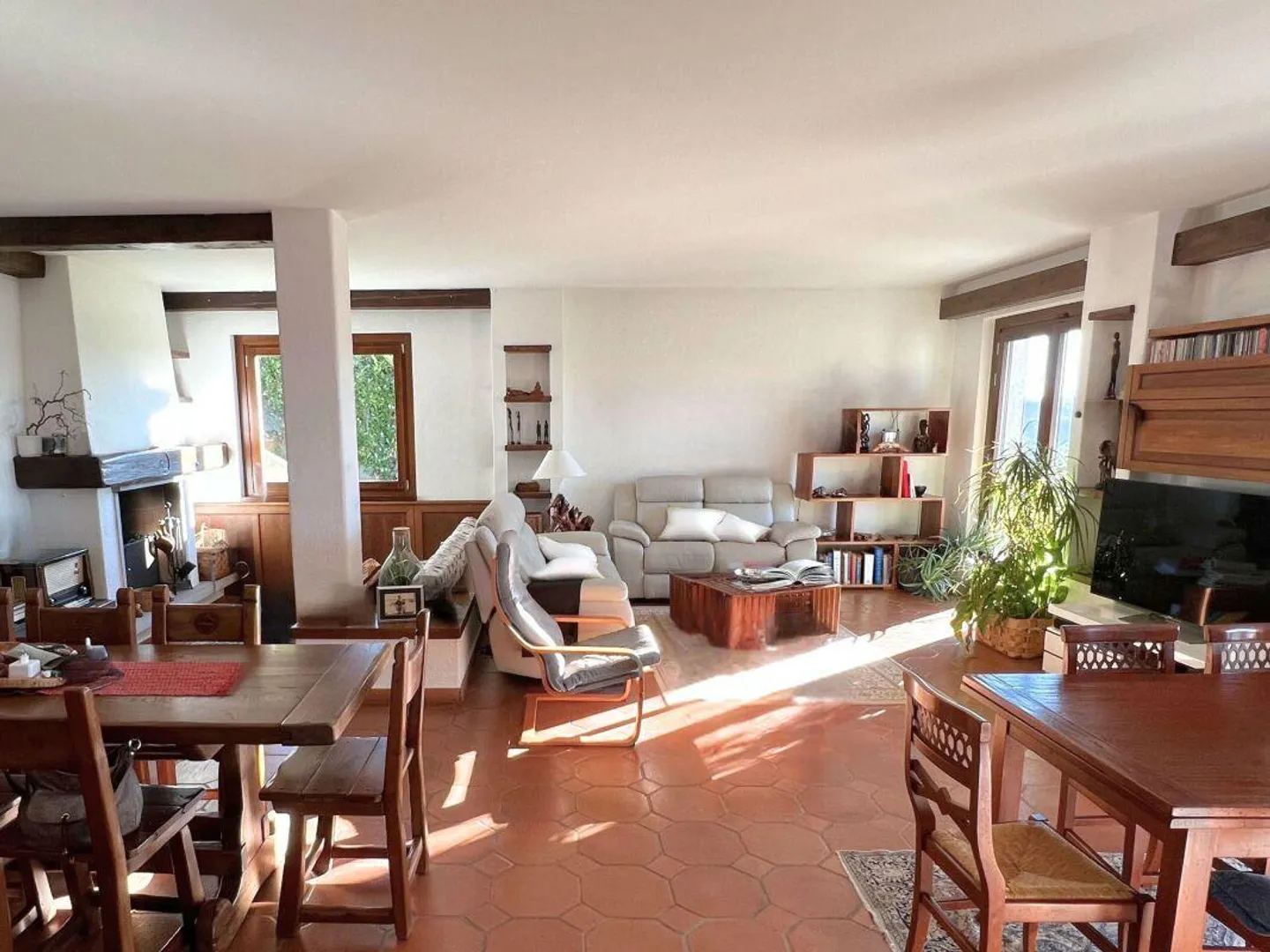 Elegante Villa mit großem Garten und zwei angrenzenden Wohnungen - Foto 5 von 19