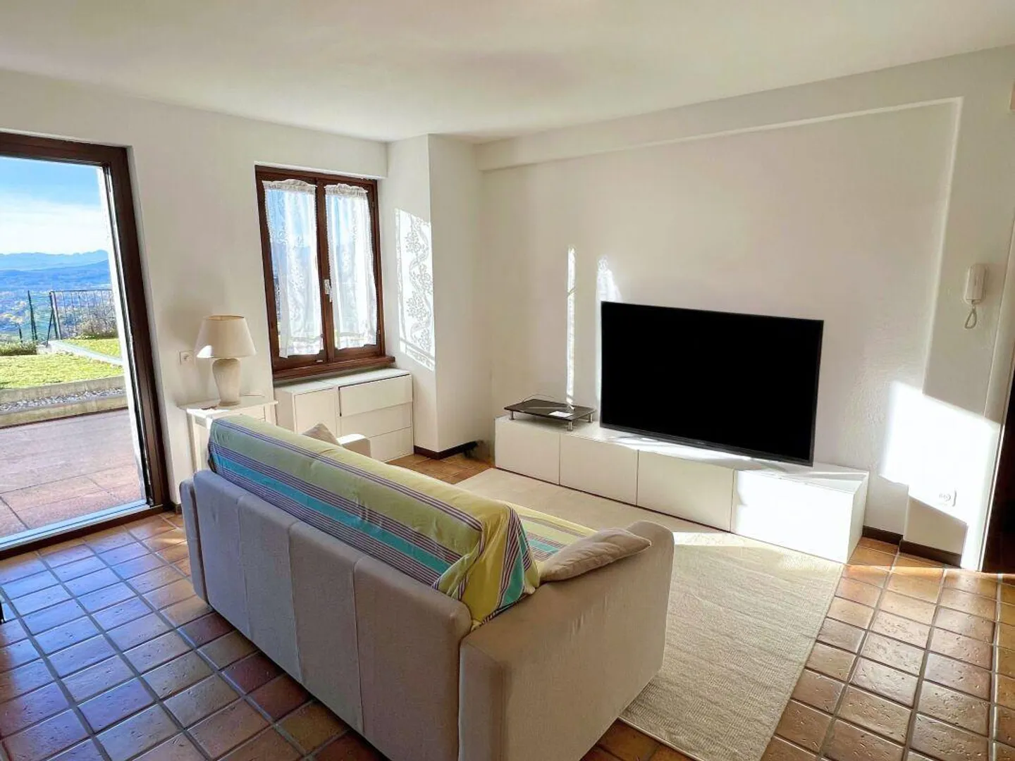 Elegante Villa mit großem Garten und zwei angrenzenden Wohnungen - Foto 13 von 19