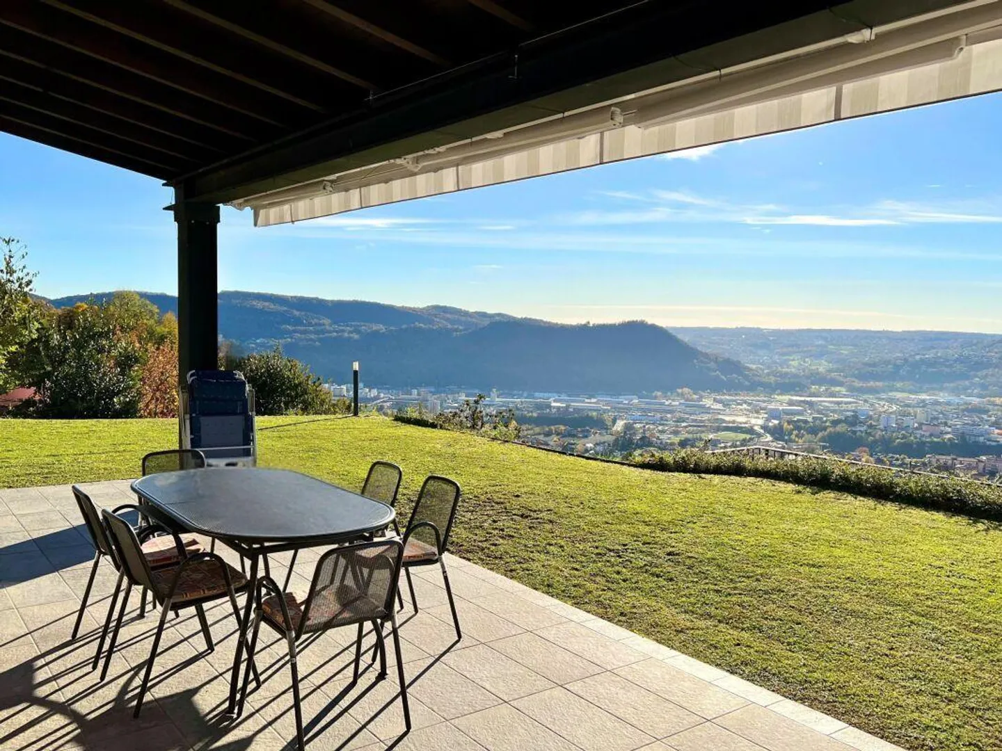 Elegante Villa mit großem Garten und zwei angrenzenden Wohnungen - Foto 1 von 19