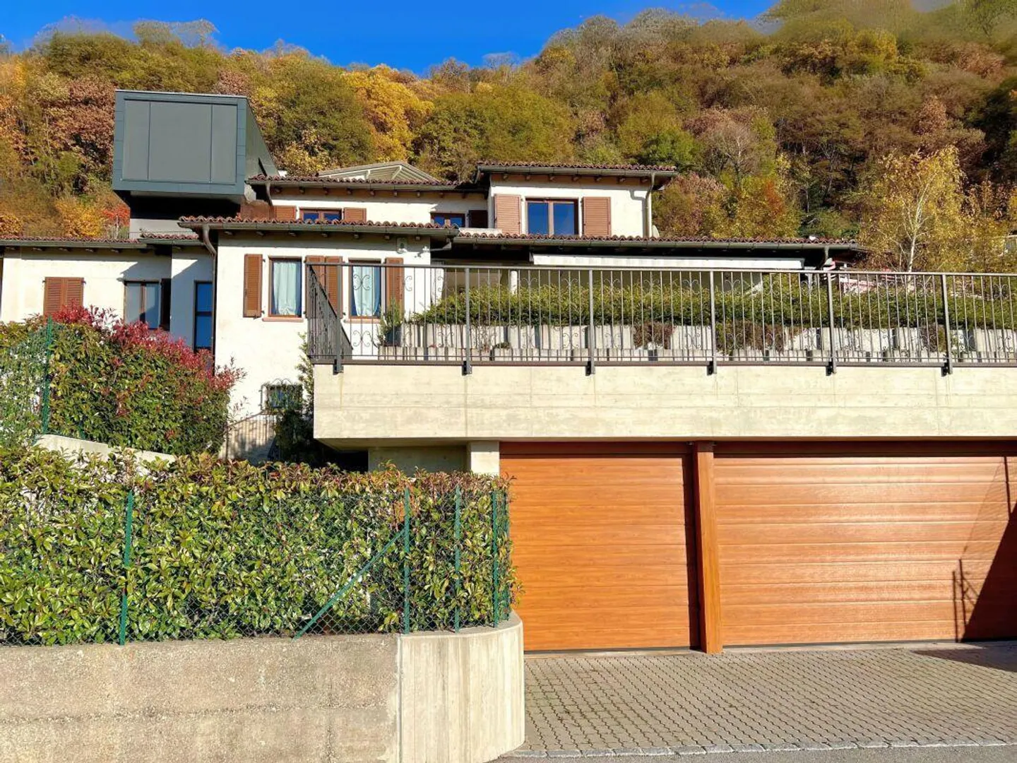 Elegante Villa mit großem Garten und zwei angrenzenden Wohnungen - Foto 2 von 19
