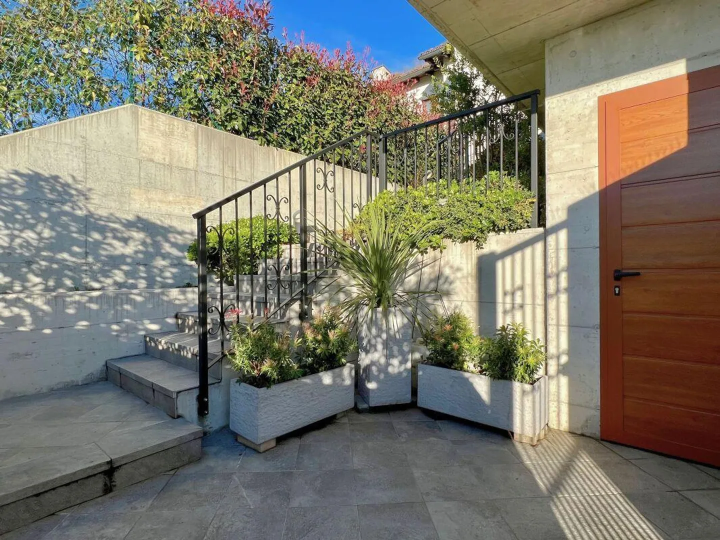 Elegante Villa mit großem Garten und zwei angrenzenden Wohnungen - Foto 3 von 19