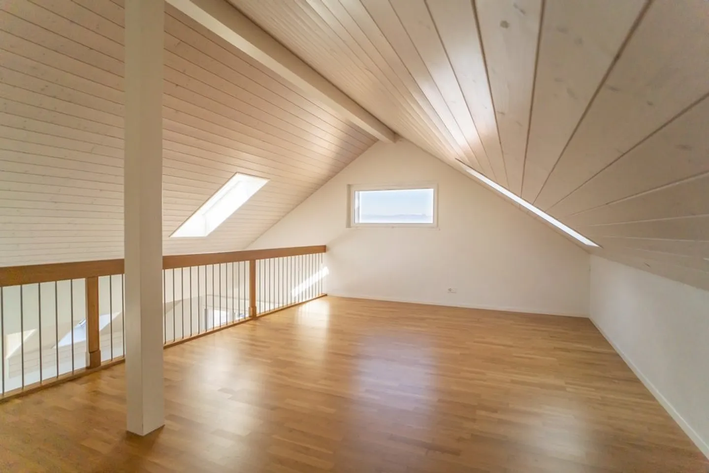 Luminoso appartamento duplex con galleria e balcone - Foto 7 di 11