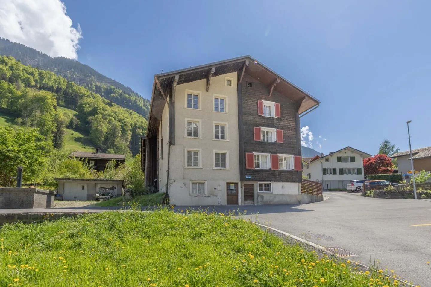 Maison semi-détachée de 5,5 pièces dans un quartier résidentiel calme - Photo 1 sur 13