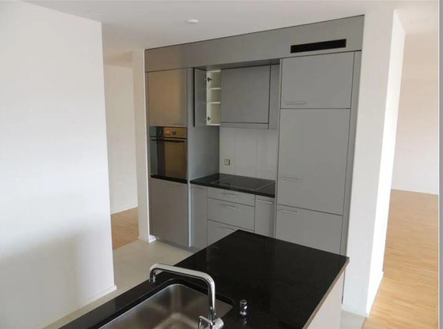 RENT WITHOUT DEPOSIT - Modern apartment with garden seating area - Photo 3 of 9