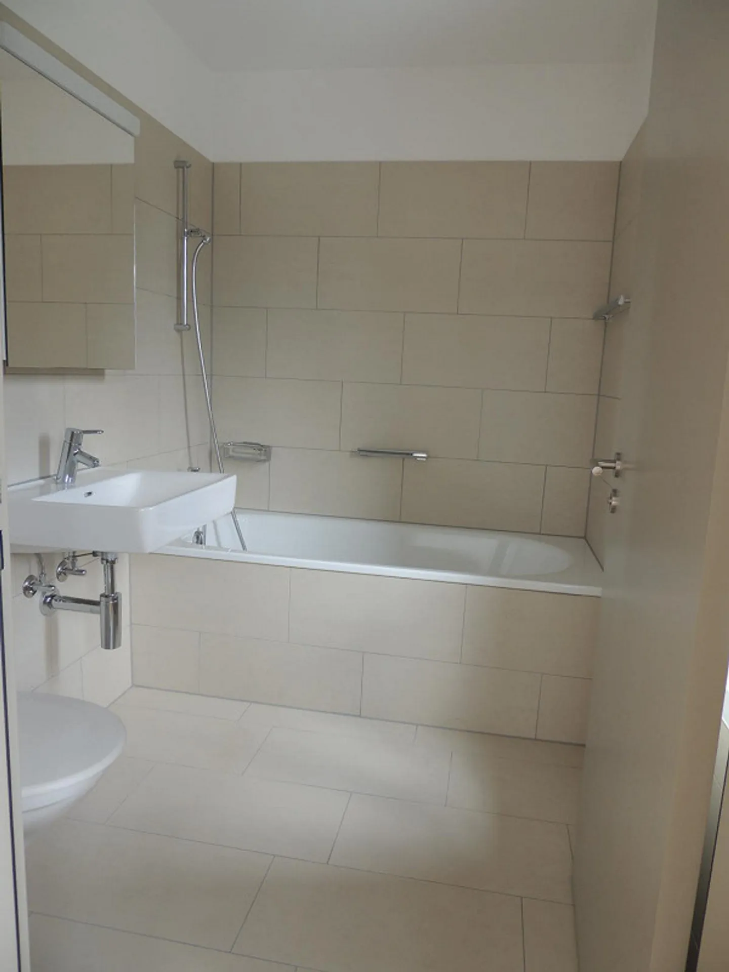 RENT WITHOUT DEPOSIT - Modern apartment with garden seating area - Photo 4 of 9