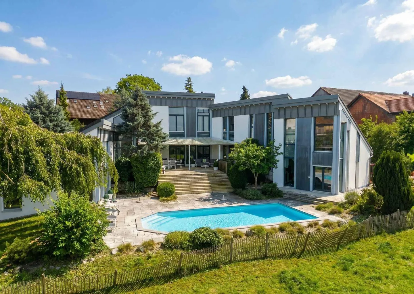 Zeitgenössische Architektenvilla mit Schwimmbad - Foto 1 von 12