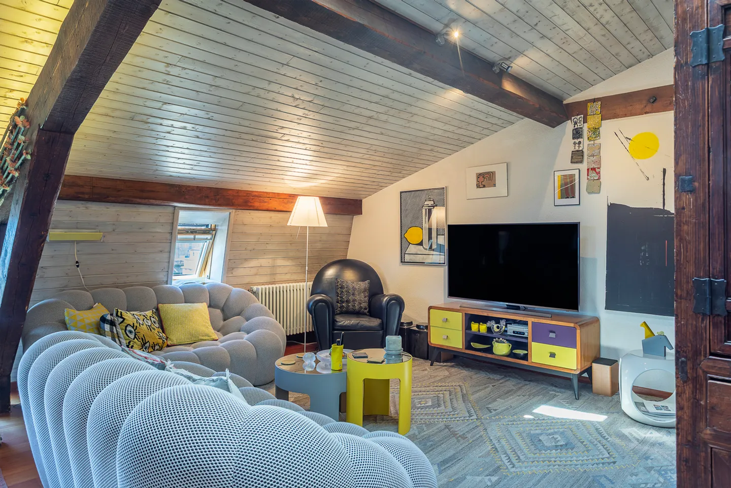 Charming 5.5-Room Apartment - Photo 3 of 11