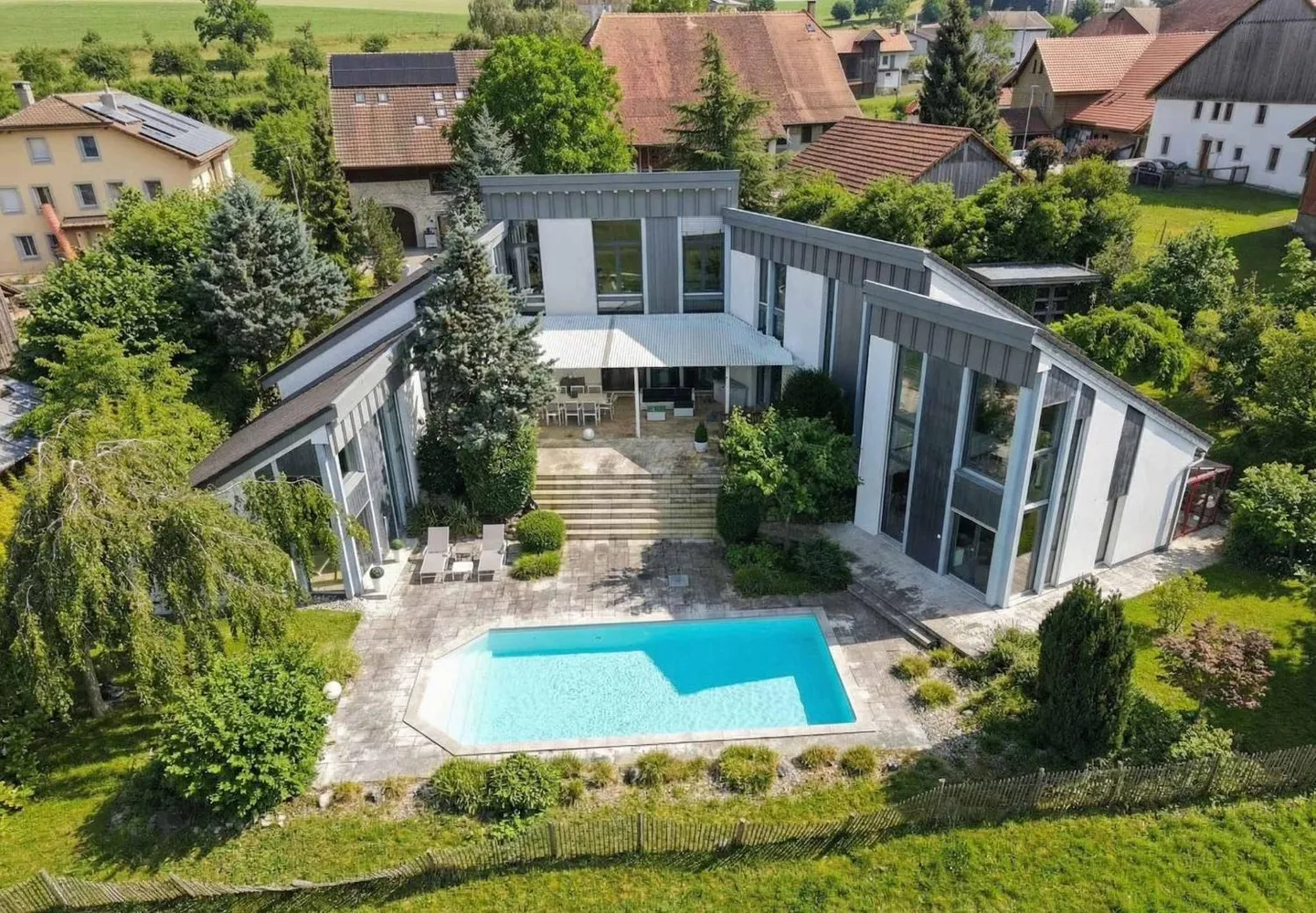 Zeitgenössische Architektenvilla mit Schwimmbad - Foto 2 von 12