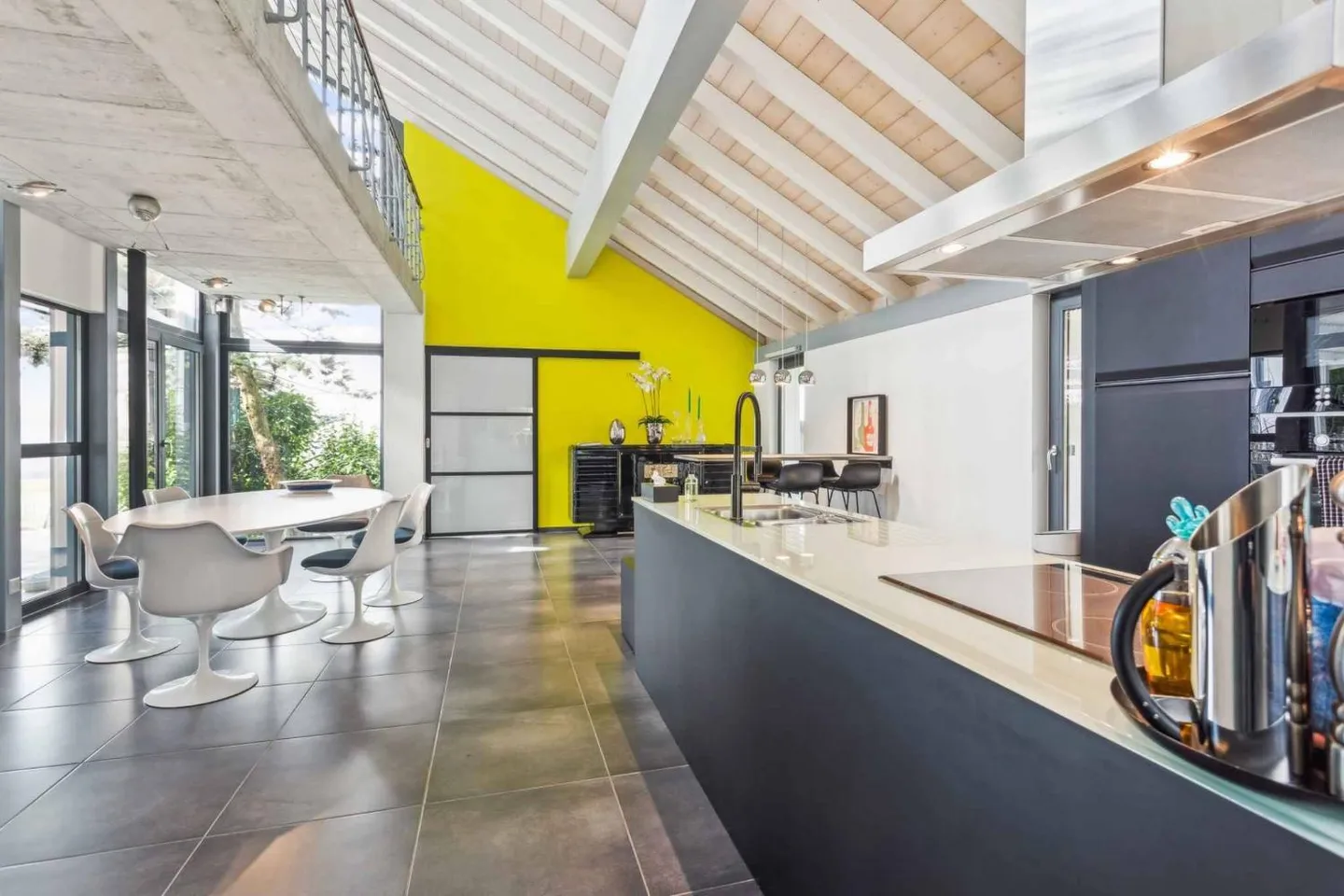 Zeitgenössische Architektenvilla mit Schwimmbad - Foto 3 von 12