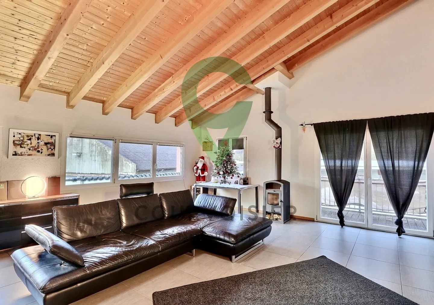 Mixed-use building for sale - Photo 3 of 12