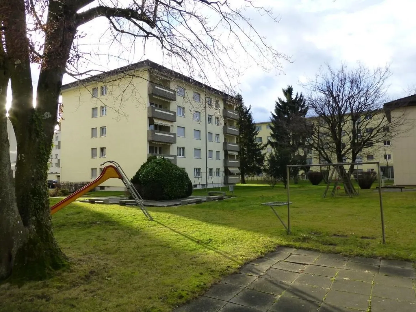 Luminoso appartamento di 3 stanze con balcone in una posizione tranquilla - Foto 1 di 7