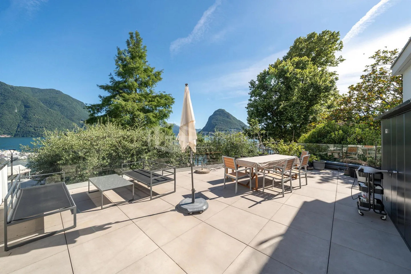 FIRST LINE LAKE: EXCLUSIVE FURNISHED APARTMENT - Photo 1 of 11