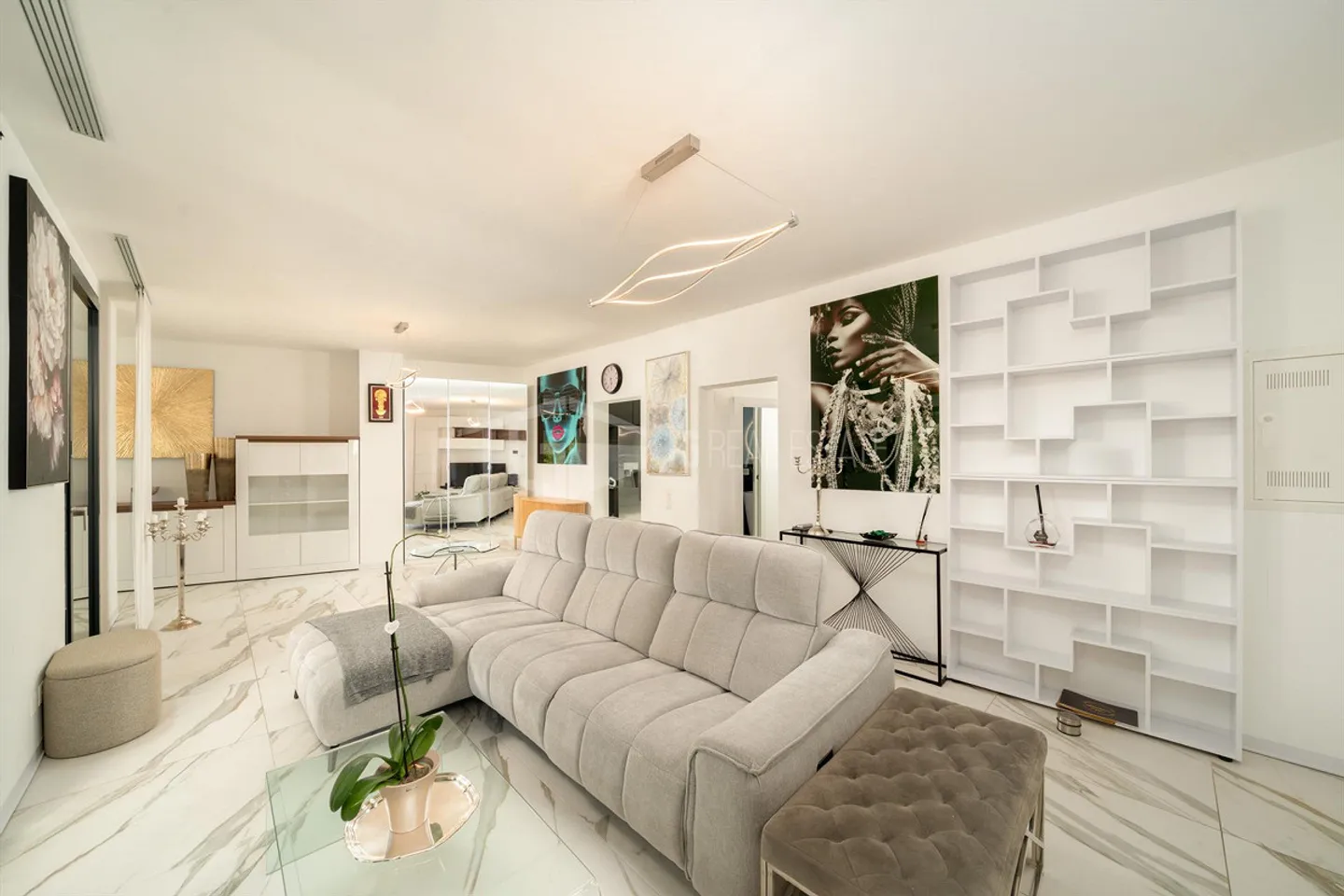 FIRST LINE LAKE: EXCLUSIVE FURNISHED APARTMENT - Photo 2 of 11