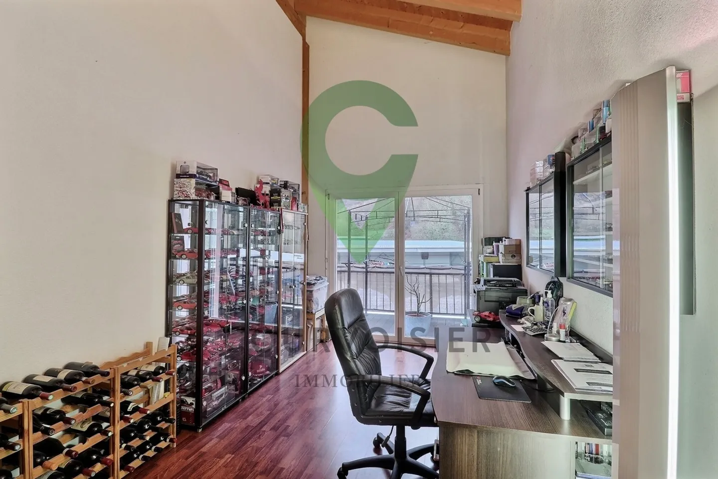 Mixed-use building for sale - Photo 5 of 12