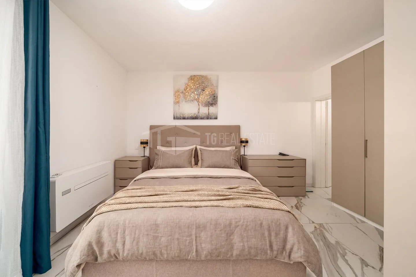 FIRST LINE LAKE: EXCLUSIVE FURNISHED APARTMENT - Photo 7 of 11