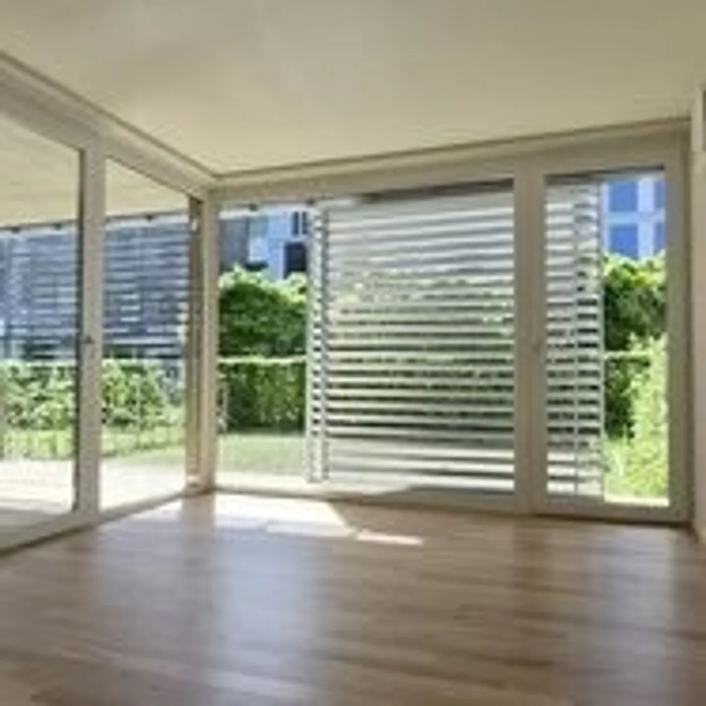 Appartement moderne de 2,5 pièces avec jardin locatif et terrasse en bois à Zurich-Schwamen - Photo 1 sur 9