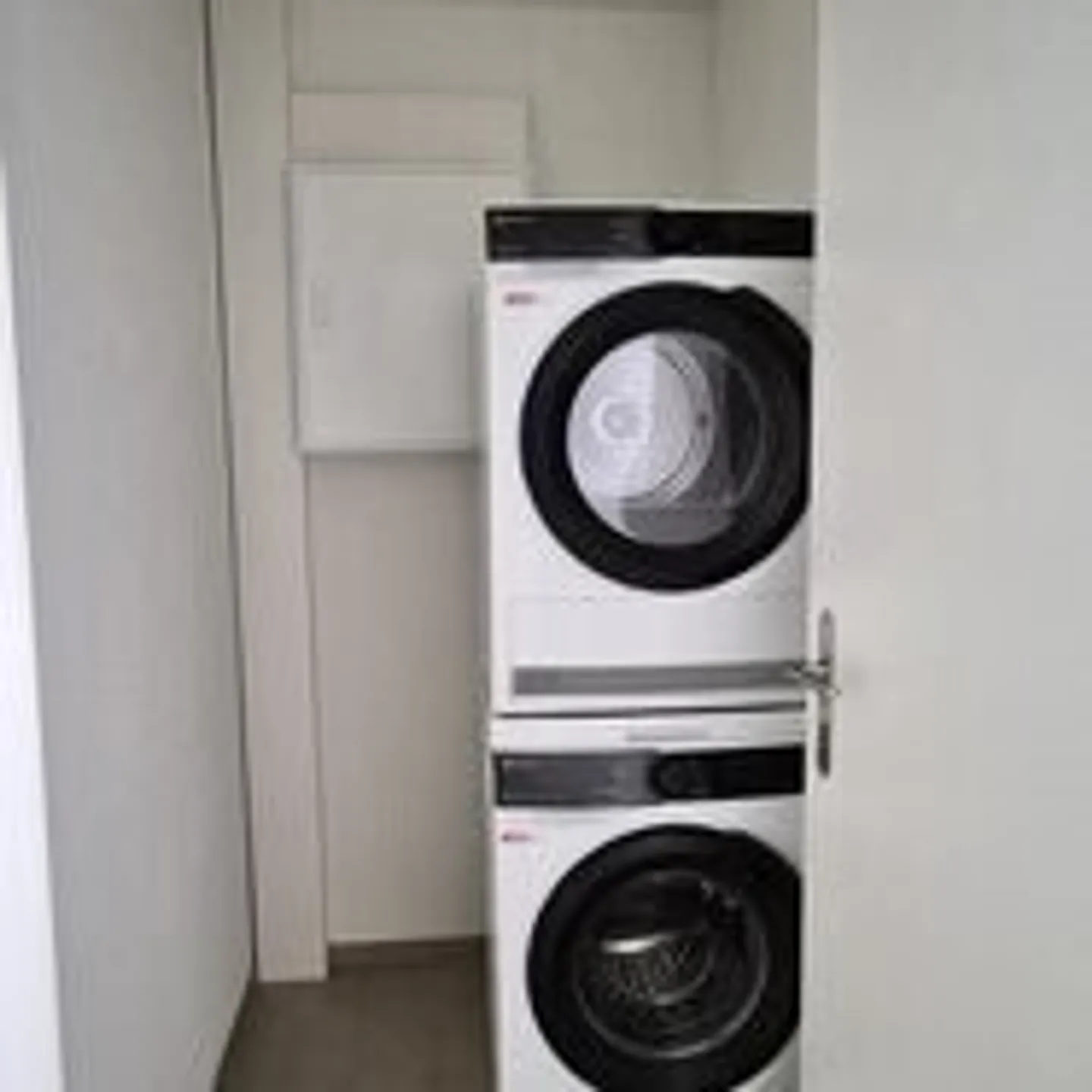 Appartement moderne de 2,5 pièces avec jardin locatif et terrasse en bois à Zurich-Schwamen - Photo 6 sur 9