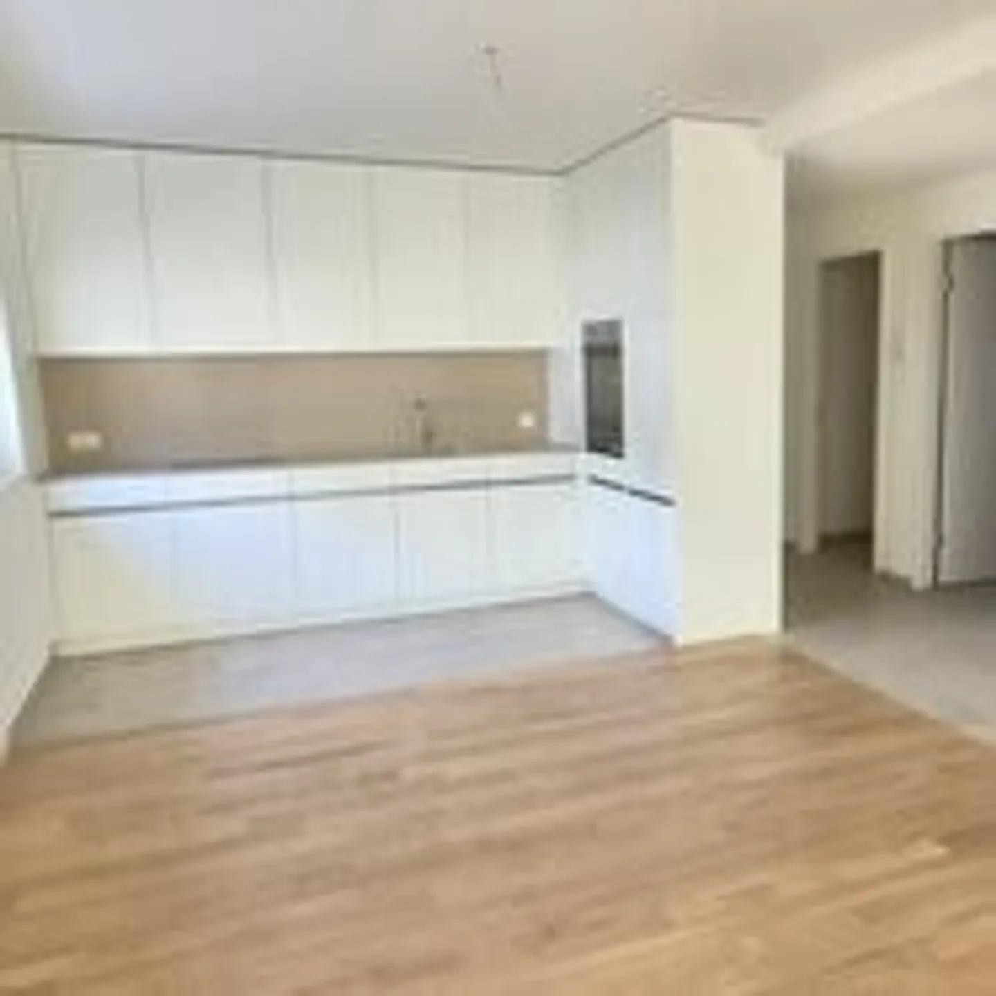 Appartement moderne de 2,5 pièces avec jardin locatif et terrasse en bois à Zurich-Schwamen - Photo 2 sur 9