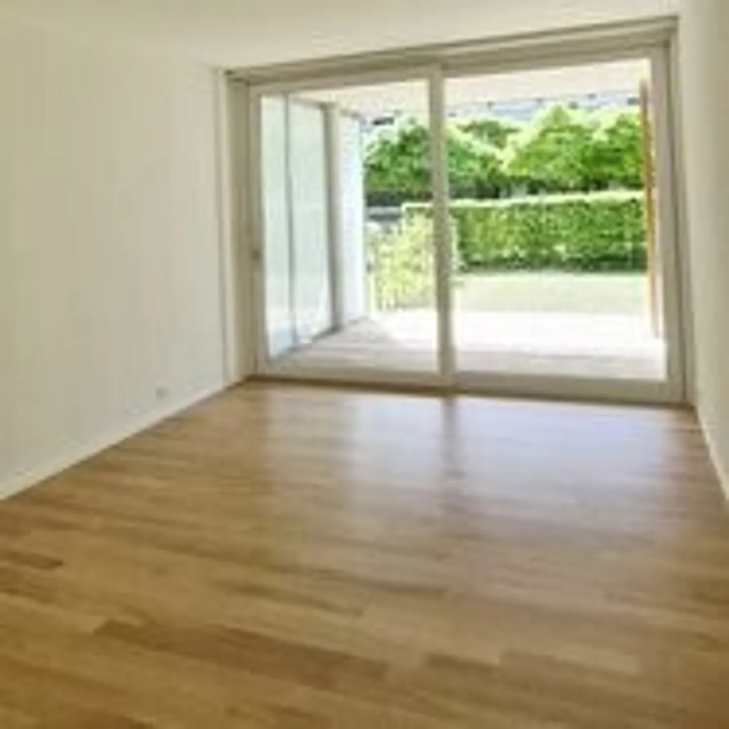 Appartement moderne de 2,5 pièces avec jardin locatif et terrasse en bois à Zurich-Schwamen - Photo 4 sur 9