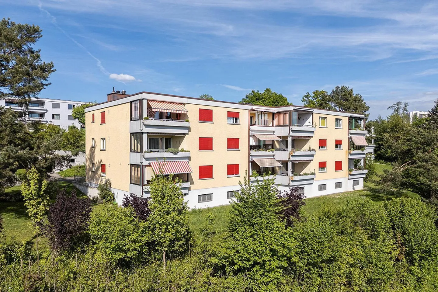Attractive top-floor condominium with views - Photo 2 of 15