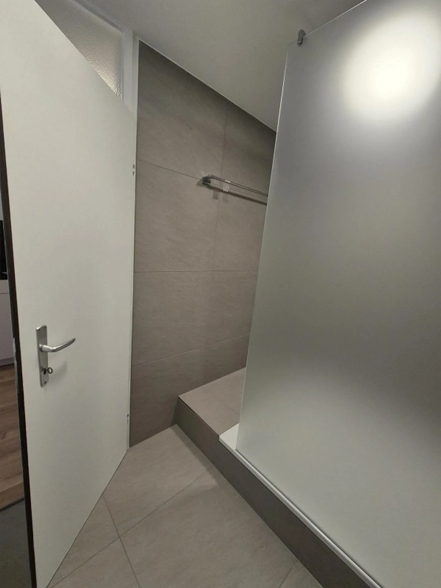 Renovierte Wohnung mit Balkonen - Foto 6 von 7