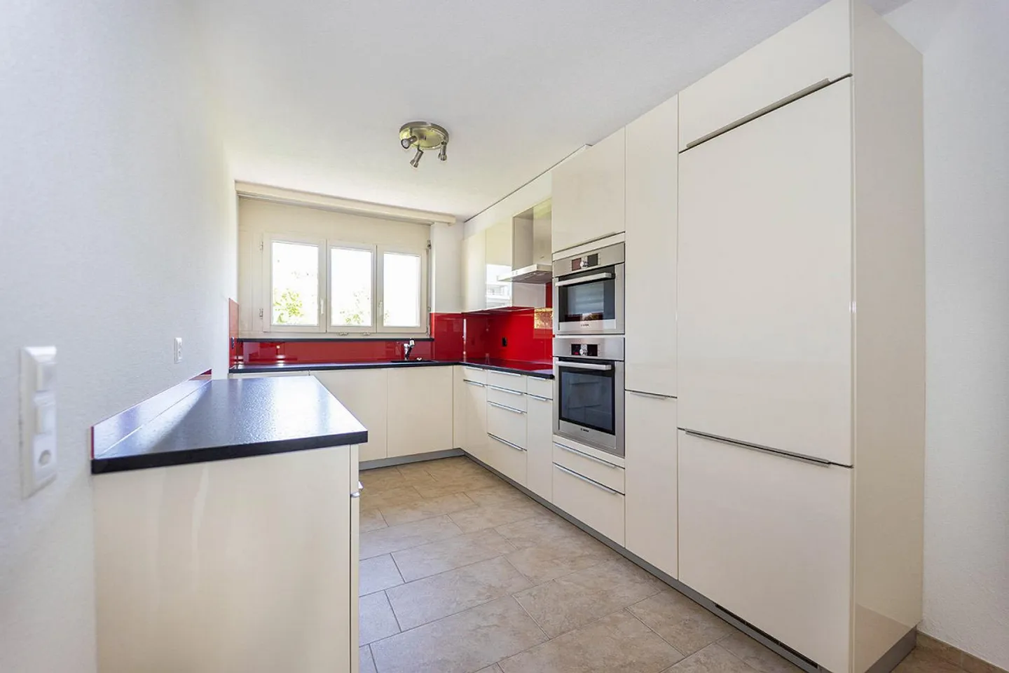Attractive top-floor condominium with views - Photo 8 of 15