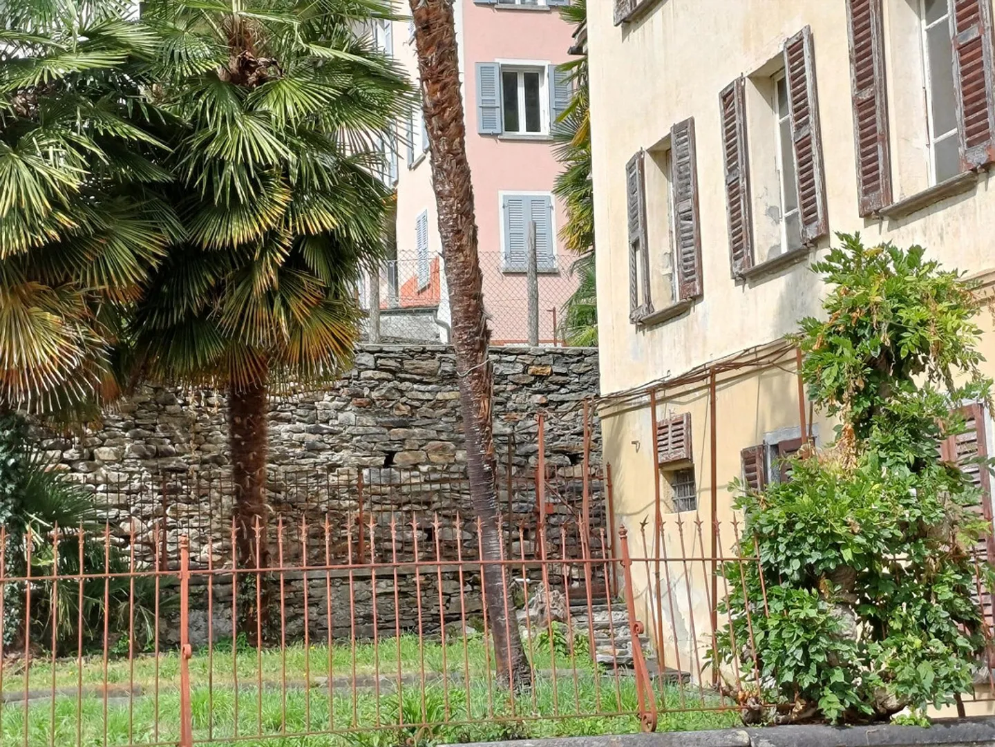 PALAZZINA A SOAZZA DA RISTRUTTURARE - ID 23600 - Foto 2 di 5
