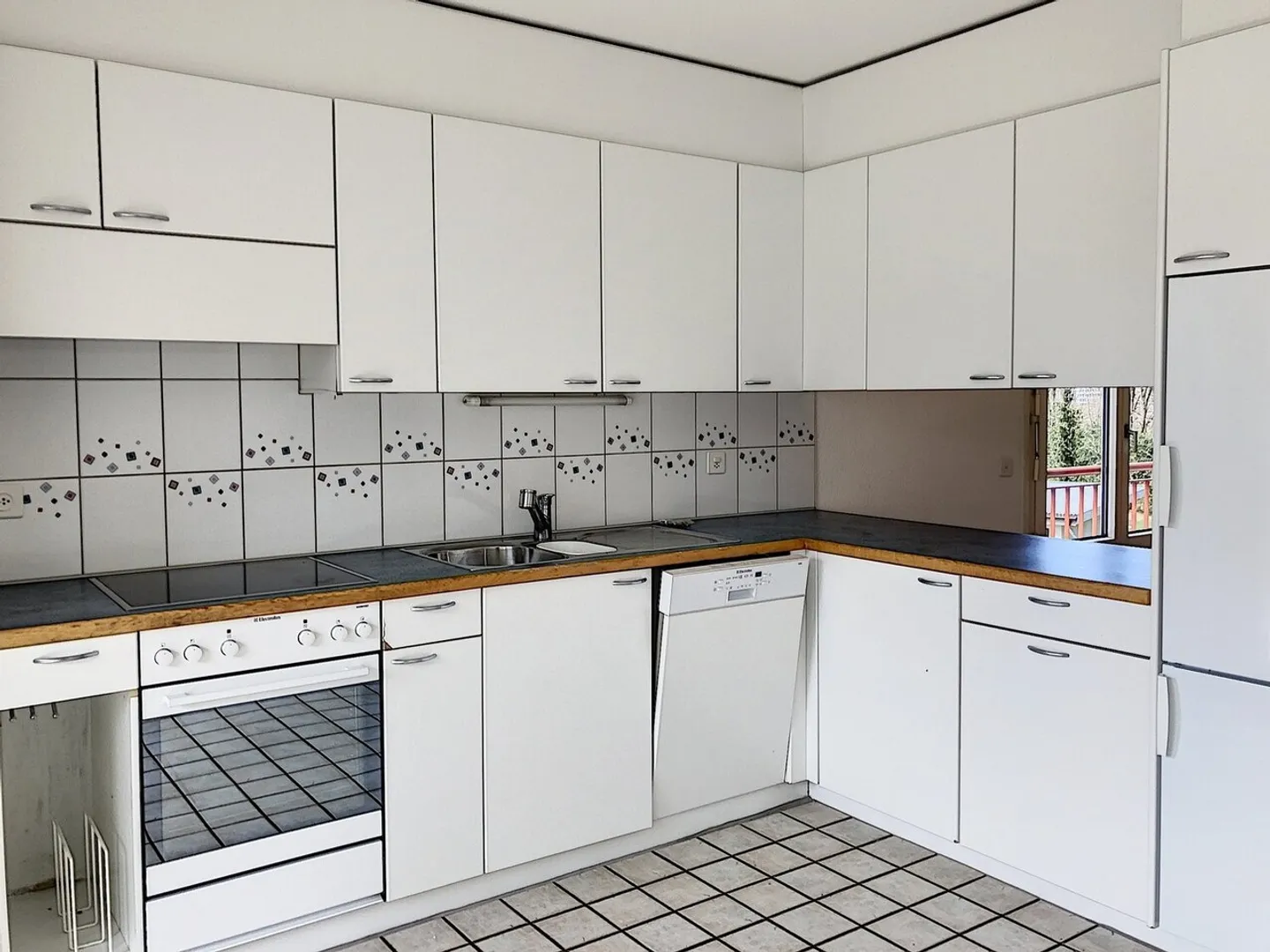 Spacious 4½ rooms in the heart of the city in a green setting - Photo 2 of 13