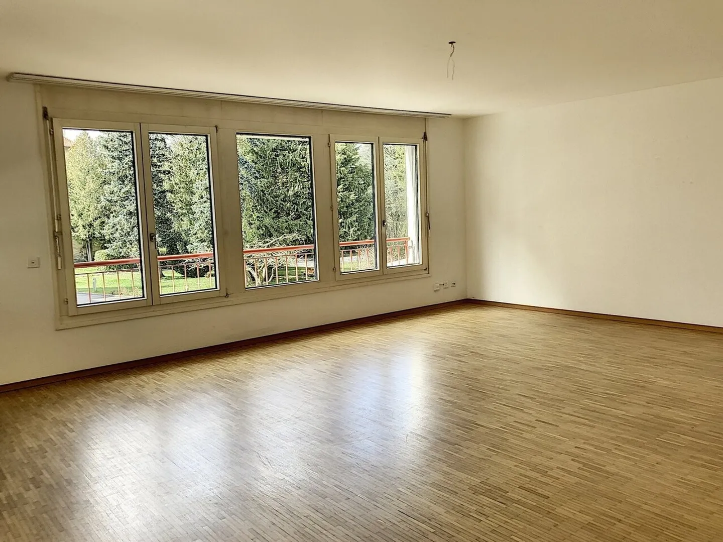 Spacious 4½ rooms in the heart of the city in a green setting - Photo 3 of 13