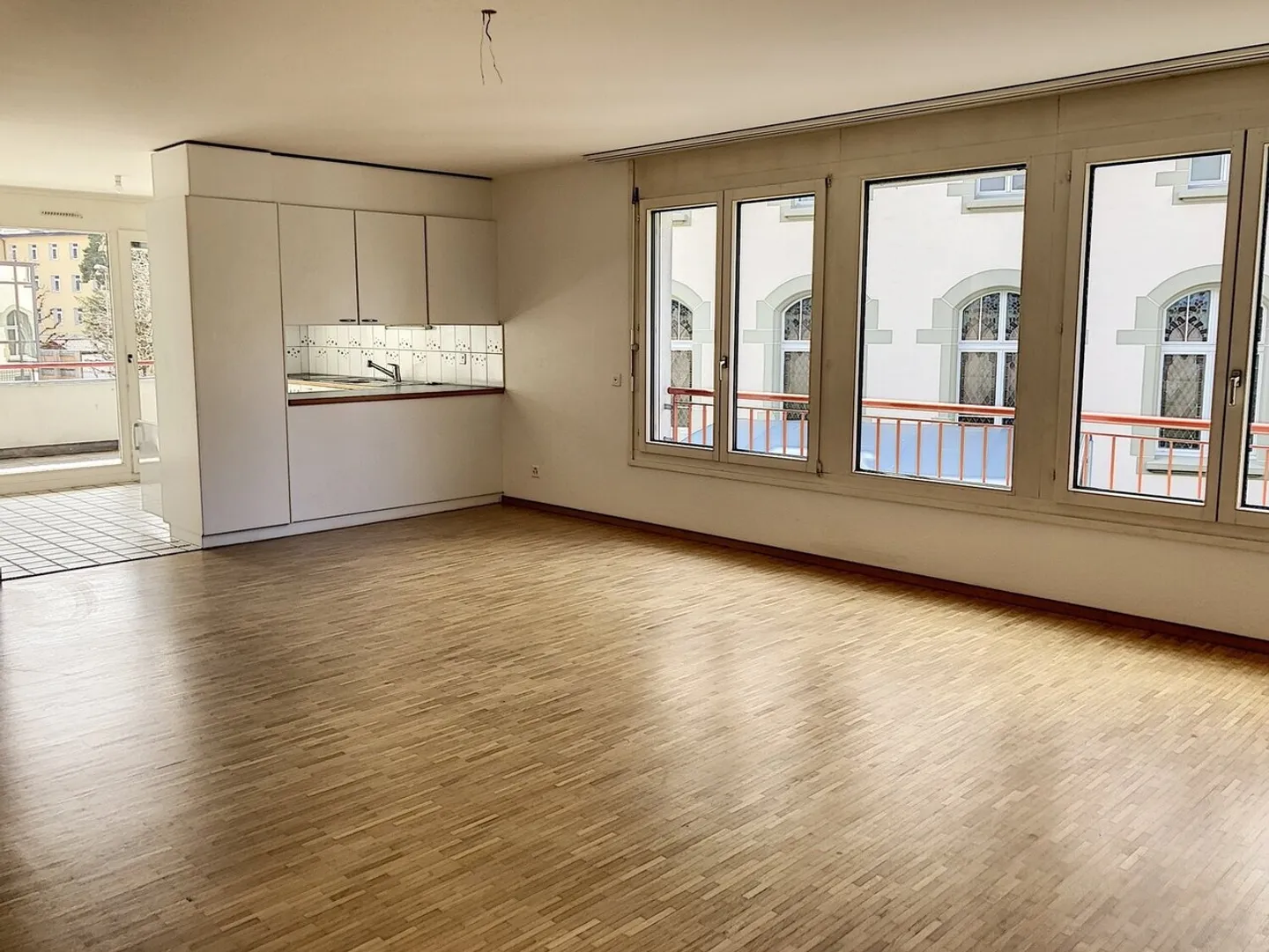 Spacious 4½ rooms in the heart of the city in a green setting - Photo 4 of 13