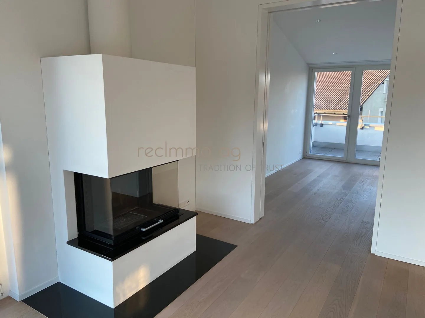 Appartement penthouse moderne de 4,5 pièces avec grande terrasse à Einsiedeln - Limité avec option de prolongation - Photo 3 sur 5