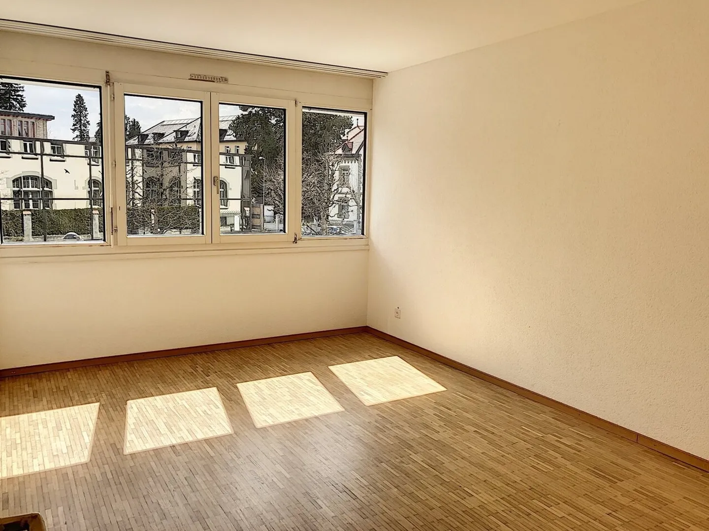 Spacious 4½ rooms in the heart of the city in a green setting - Photo 5 of 13
