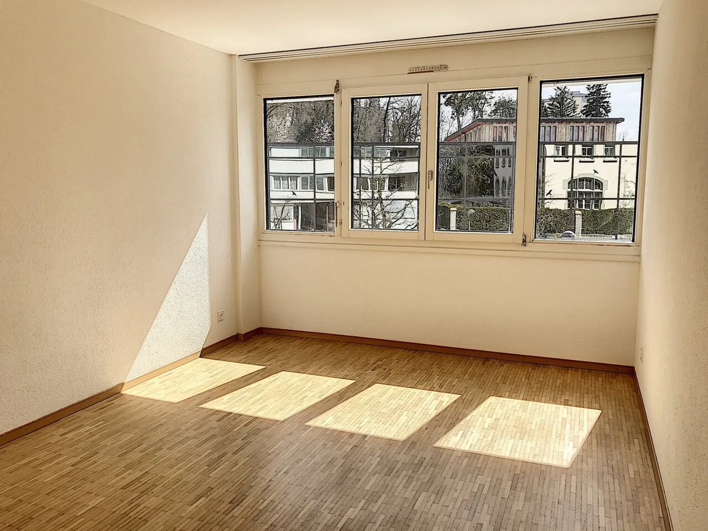 Spacious 4½ rooms in the heart of the city in a green setting - Photo 6 of 13