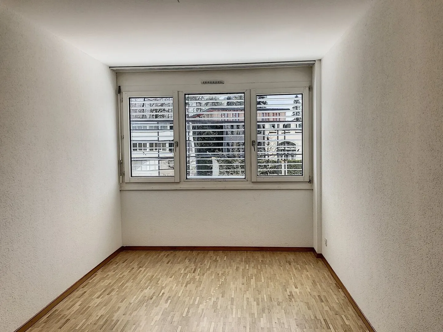 Spacious 4½ rooms in the heart of the city in a green setting - Photo 8 of 13