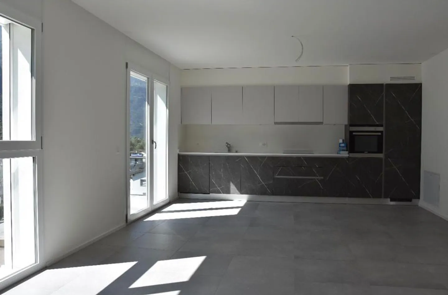 Appartement lumineux de 2,5 pièces, dernier étage ! - Photo 2 sur 8