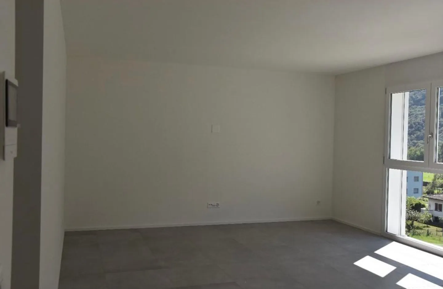 Appartement lumineux de 2,5 pièces, dernier étage ! - Photo 3 sur 8