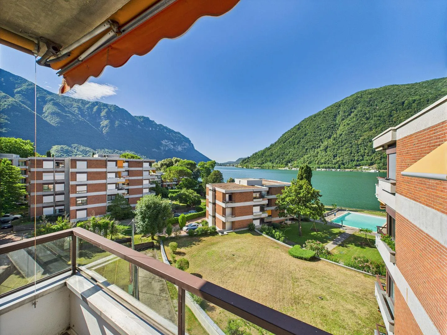 Elegantes Dachgeschoss mit Seeblick und direktem Zugang zum See | Signorile ultimo piano vista lago con accesso diretto al lago - Foto 3 von 13