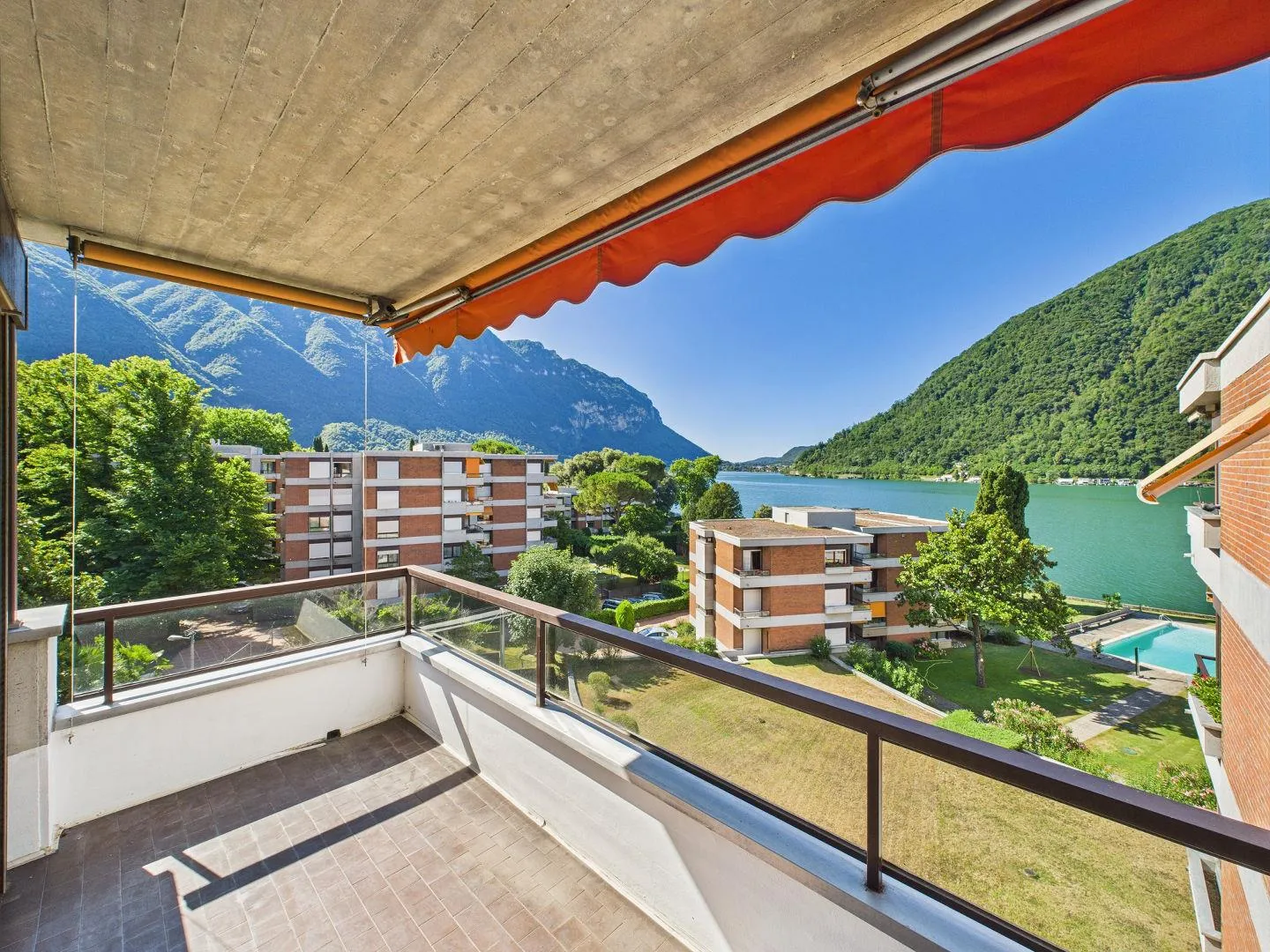 Elegantes Dachgeschoss mit Seeblick und direktem Zugang zum See | Signorile ultimo piano vista lago con accesso diretto al lago - Foto 4 von 13