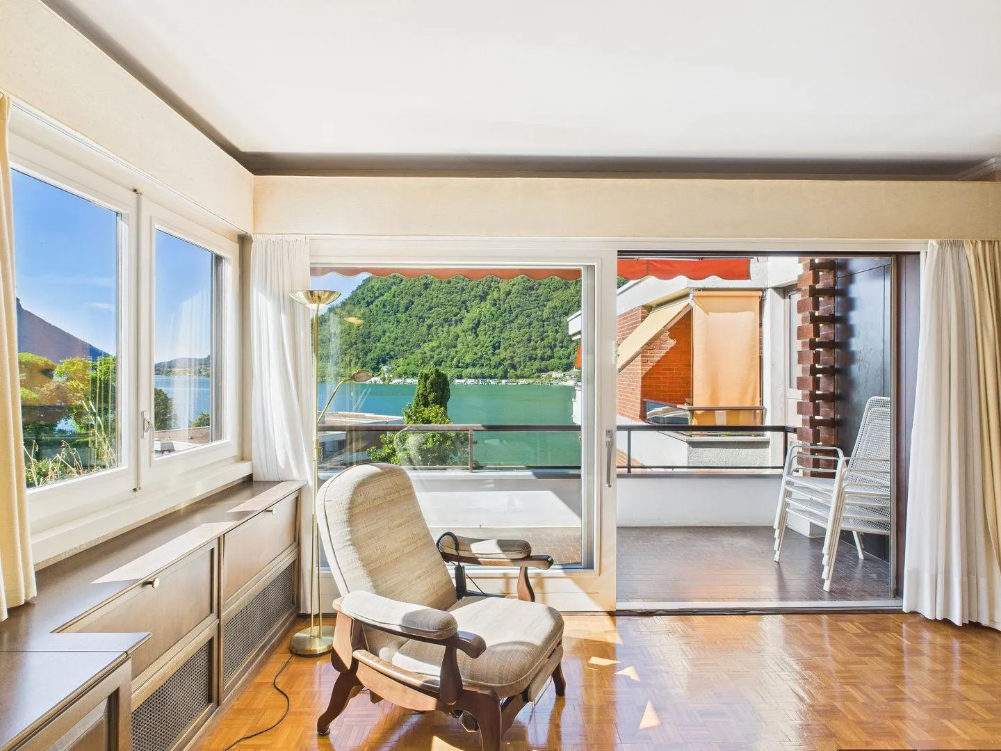 Elegantes Dachgeschoss mit Seeblick und direktem Zugang zum See | Signorile ultimo piano vista lago con accesso diretto al lago - Foto 5 von 13