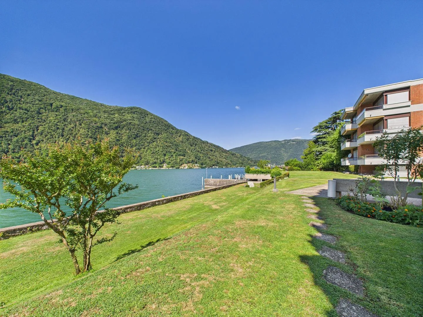 Elegantes Dachgeschoss mit Seeblick und direktem Zugang zum See | Signorile ultimo piano vista lago con accesso diretto al lago - Foto 1 von 13