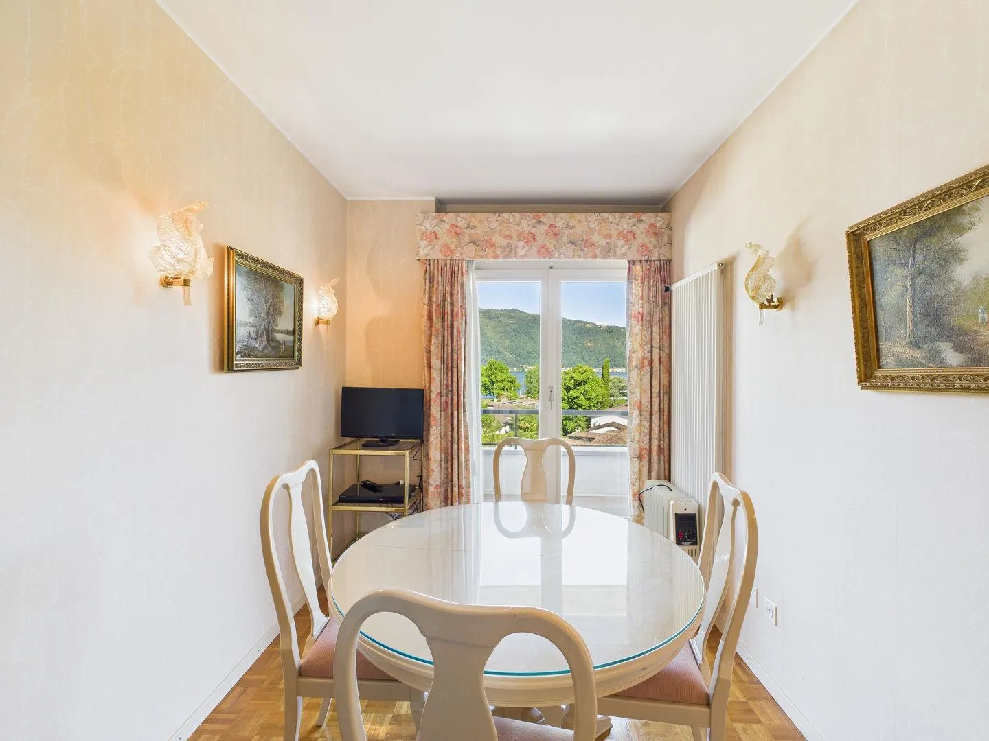 Elegantes Dachgeschoss mit Seeblick und direktem Zugang zum See | Signorile ultimo piano vista lago con accesso diretto al lago - Foto 11 von 13